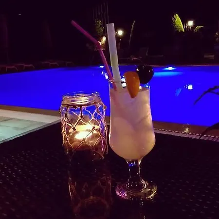 Ξενοδοχείο Castello Rosso 3*